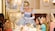 La princesa Cenicienta saluda a las niñas en tiaras en un elegante almuerzo